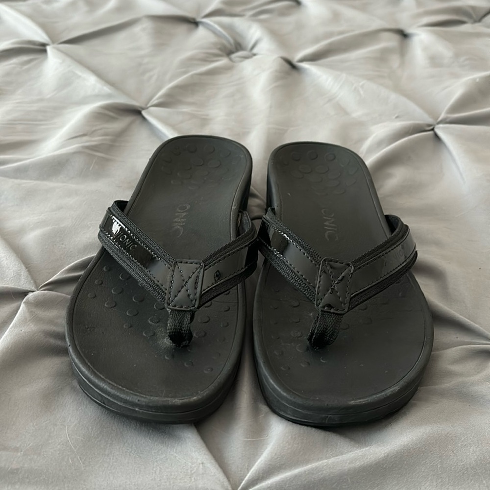 Vionic flip flops in Excellent condition! Size 9